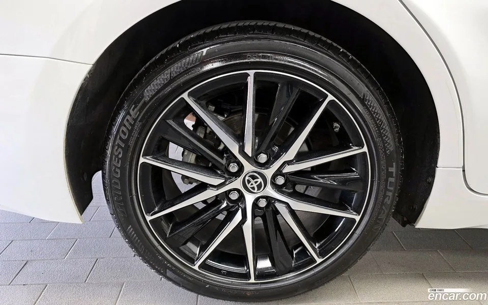 Toyota Camry 2.5 XLE 2023 — миниатюра 2
