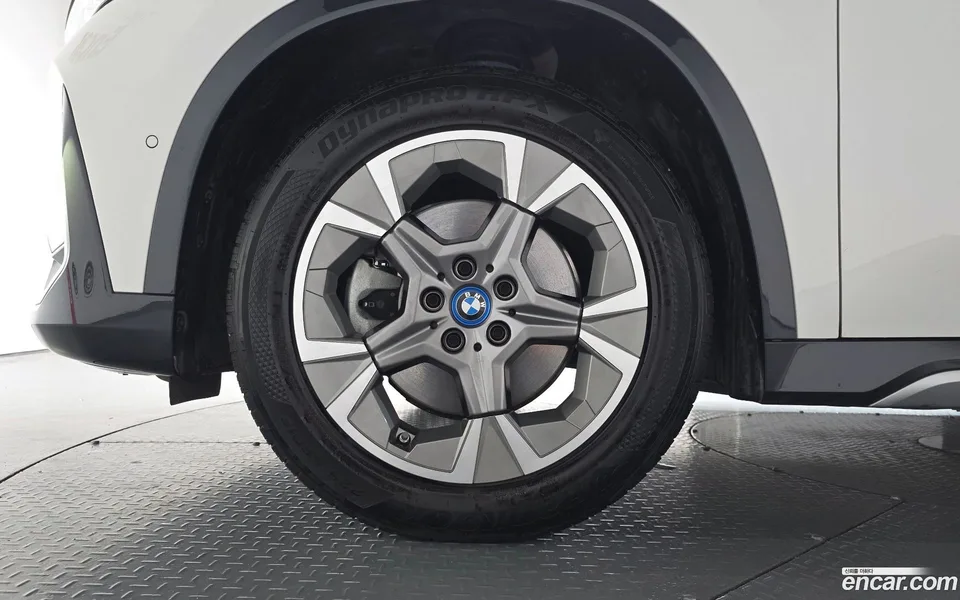 BMW iX1 xDrive 30 xLine 2023 — миниатюра 5