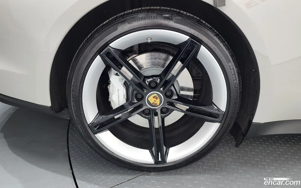 Porsche Taycan 2024 — миниатюра 2