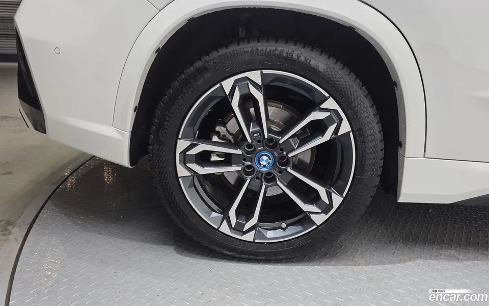 BMW iX1 xDrive 30 M 2023 — миниатюра 2