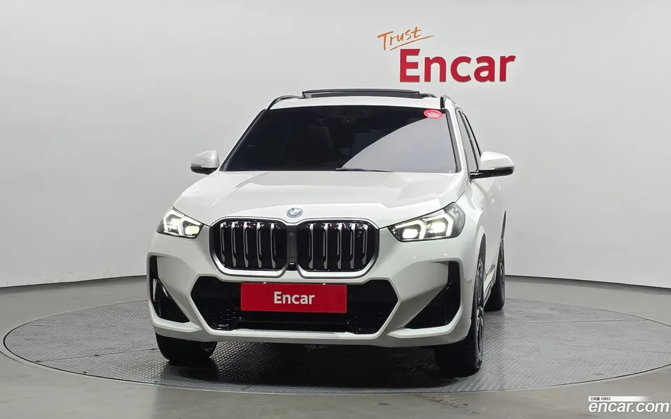 BMW iX1 xDrive 30 M 2023 — миниатюра 3