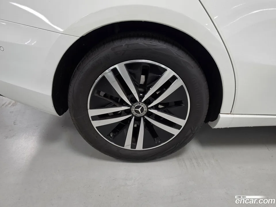 Mercedes-Benz A-Class A220 2022 — thumbnail 2