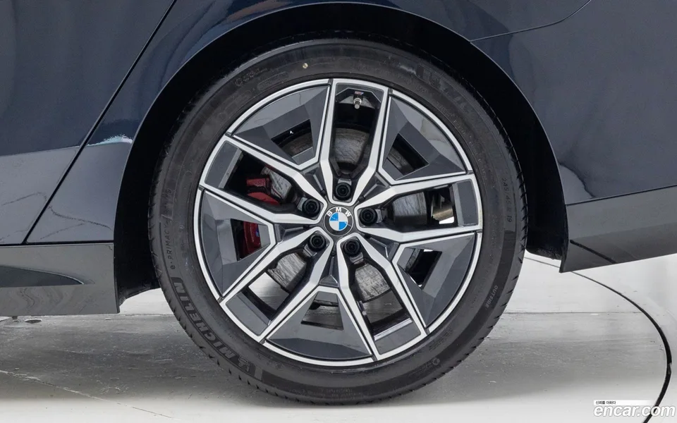 BMW 5 Series 520i 2024 — thumbnail 5