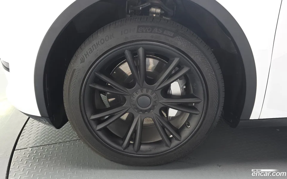 Tesla Model Y RWD 2023 — миниатюра 2