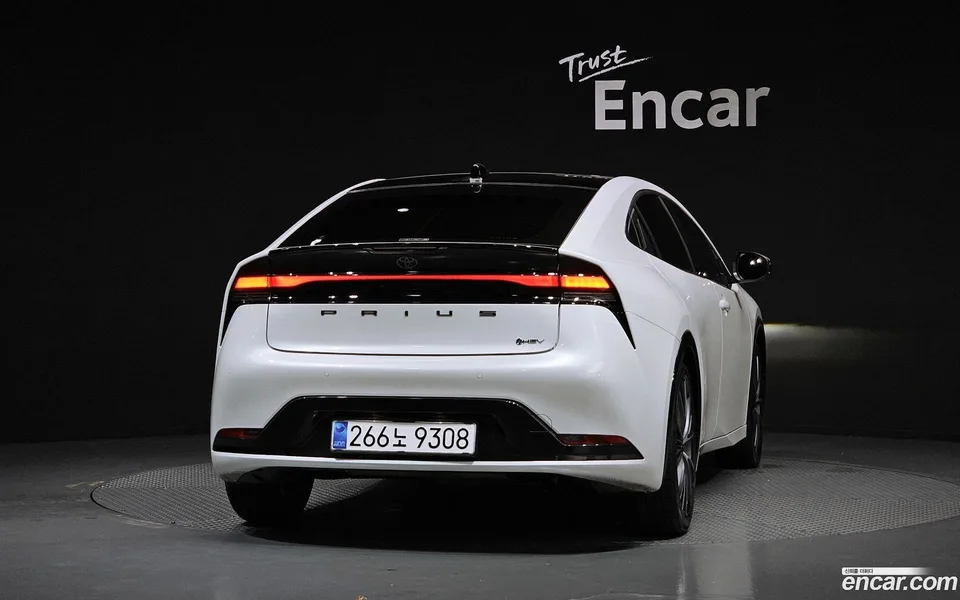 Toyota Prius 2.0 XLE 2025 — thumbnail 4
