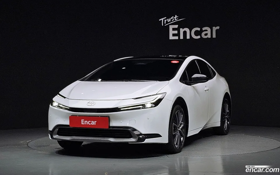 Toyota Prius 2.0 XLE 2025 — photo 1, buy with delivery to Moscow