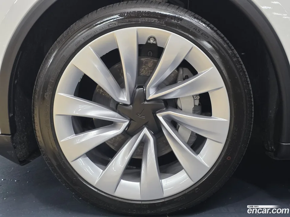 Tesla Model Y AWD 2025 — миниатюра 2