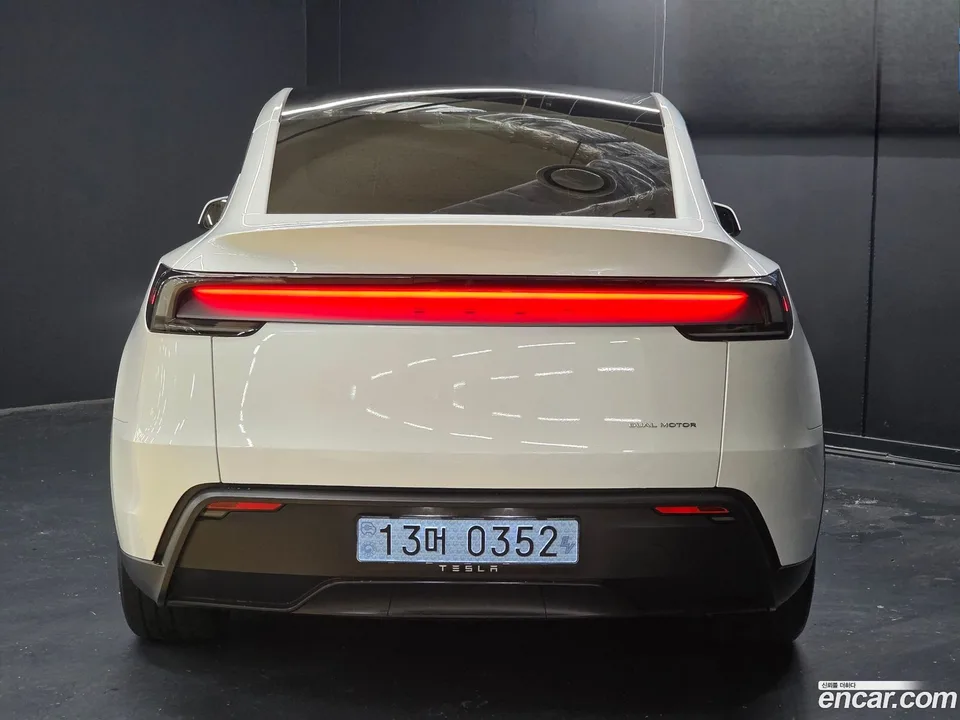 Tesla Model Y AWD 2025 — миниатюра 4