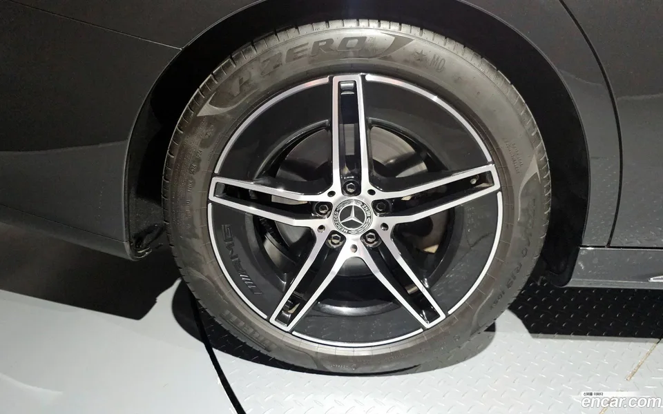 Mercedes-Benz E-Class E300 4MATIC AMG Line 2025 — миниатюра 5