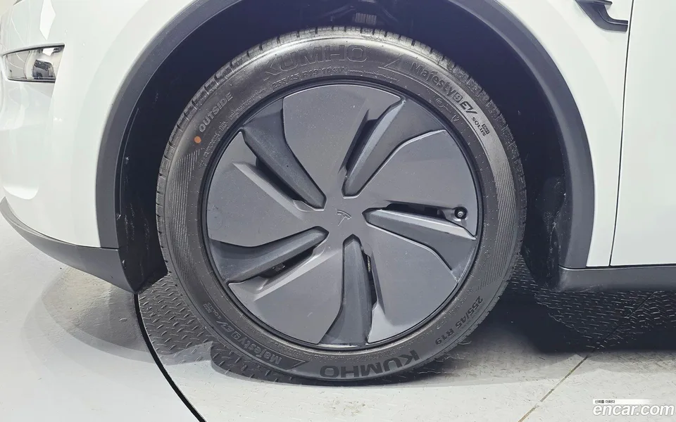 Tesla Model Y AWD 2025 — миниатюра 2