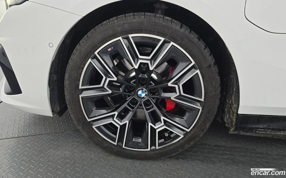 BMW 5 Series 530e xDrive M 2025 — thumbnail 5