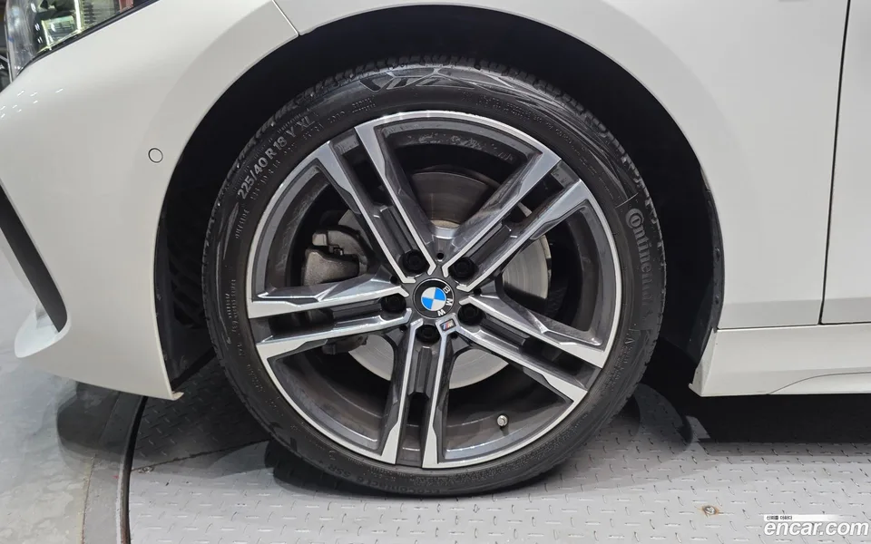 BMW 1 Series 120i M 2023 — миниатюра 2