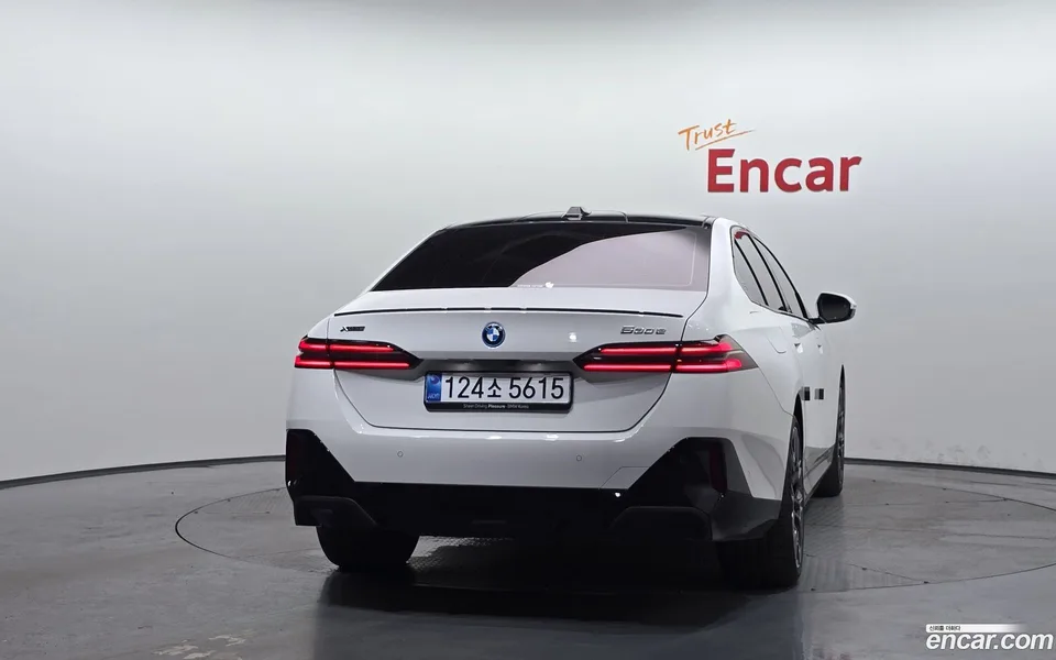 BMW 5 Series 530e xDrive M 2025 — thumbnail 4