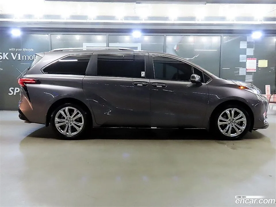 Toyota Sienna 2.5 2WD 2023 — миниатюра 3