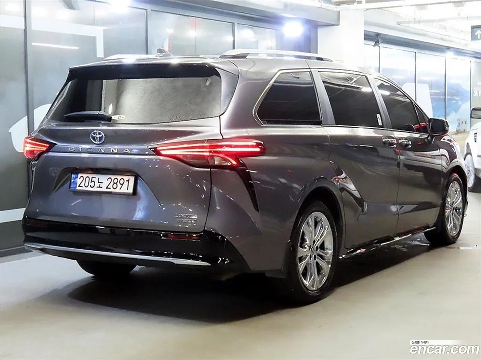 Toyota Sienna 2.5 2WD 2023 — миниатюра 4