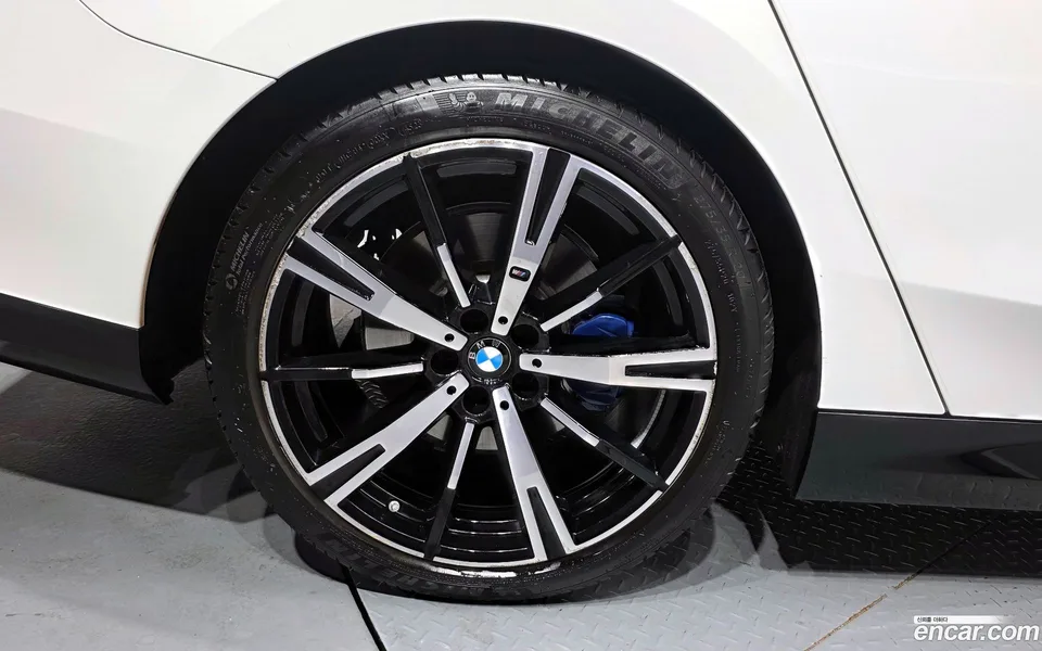 BMW 5 Series 530i xDrive M 2024 — thumbnail 2