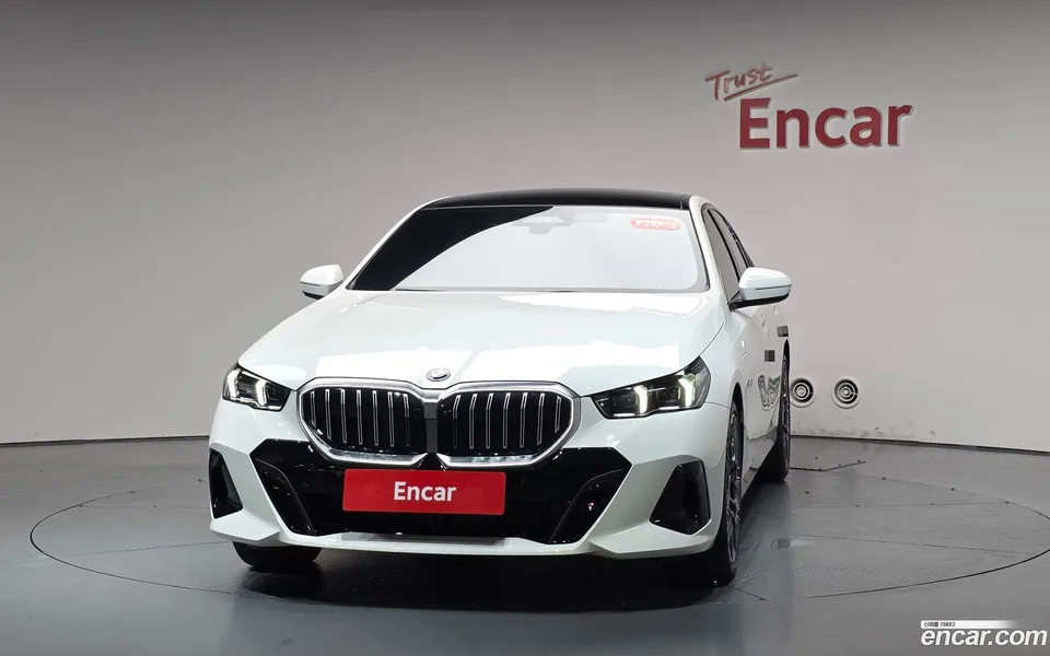 BMW 5 Series 530e xDrive M 2025 — thumbnail 3