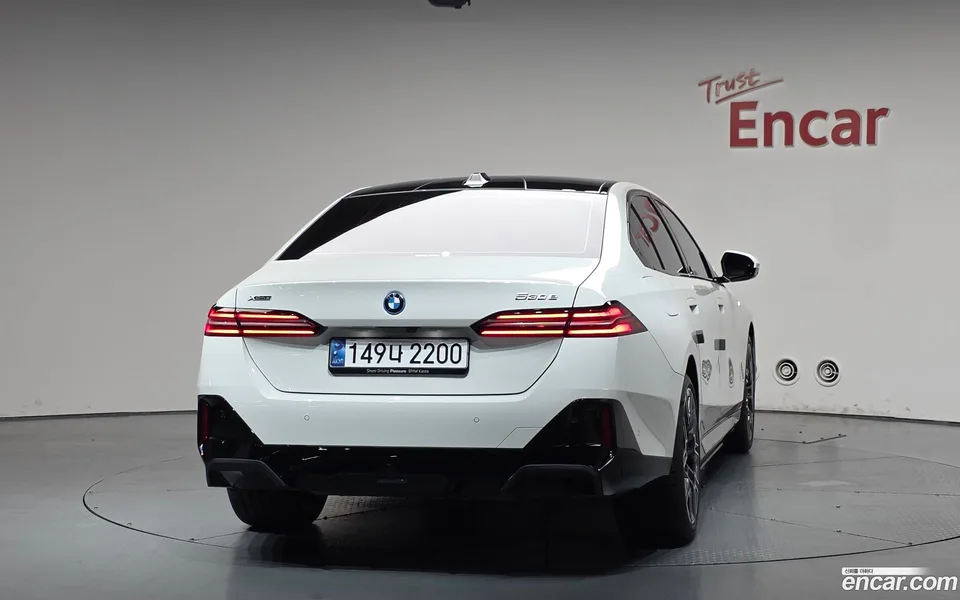 BMW 5 Series 530e xDrive M 2025 — thumbnail 4