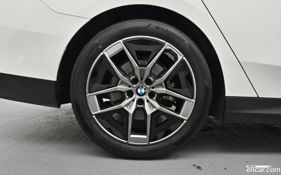 BMW 5 Series 530i xDrive 2025 — thumbnail 5