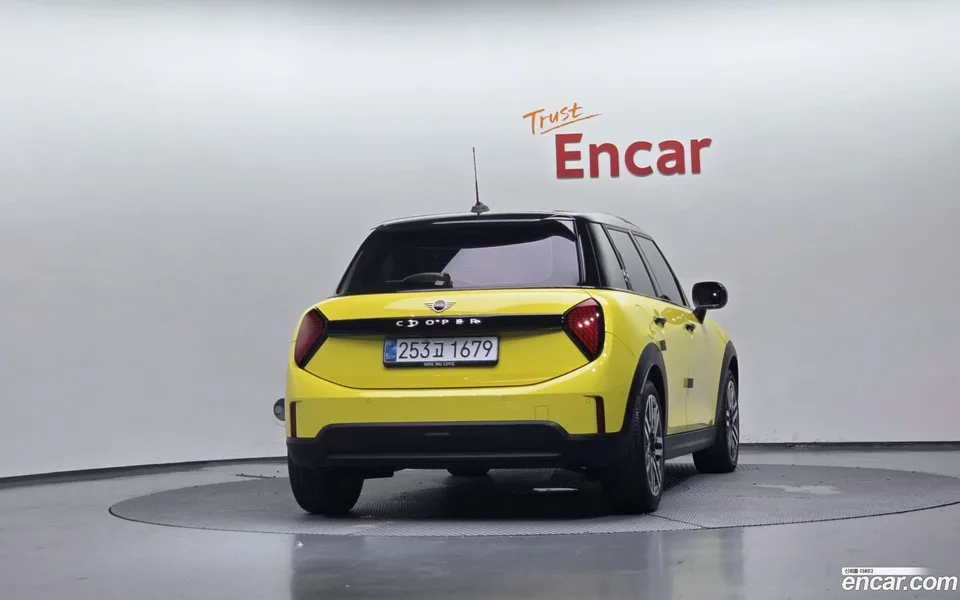 MINI Cooper C 5 2025 — миниатюра 4
