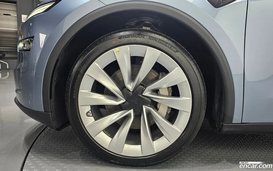 Tesla Model Y AWD 2025 — миниатюра 2