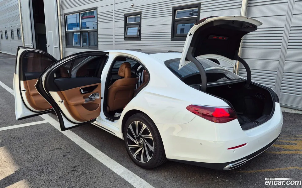 Mercedes-Benz E-Class E300 4MATIC 2024 — thumbnail 2