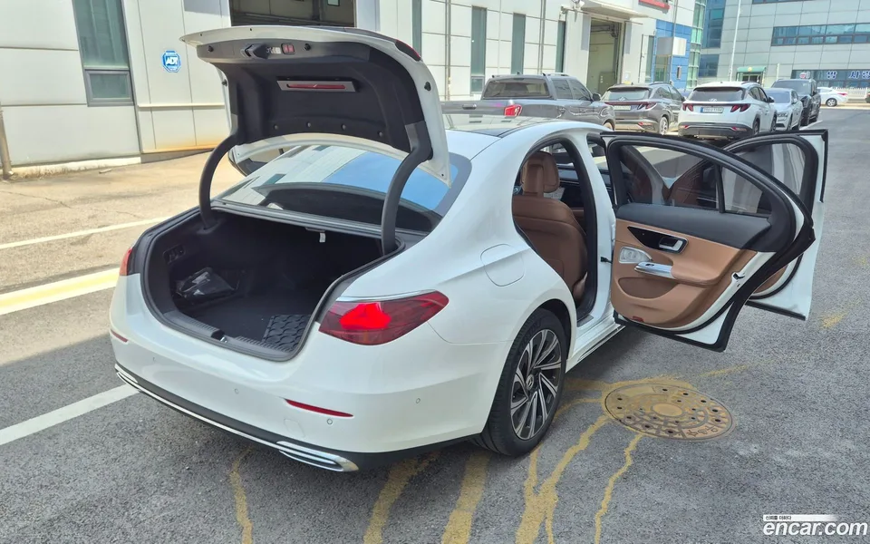 Mercedes-Benz E-Class E300 4MATIC 2024 — thumbnail 4