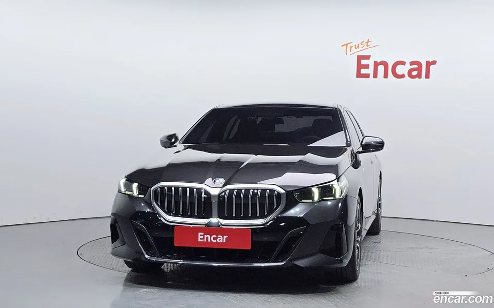 BMW 5 Series 520i M 2023 — миниатюра 3