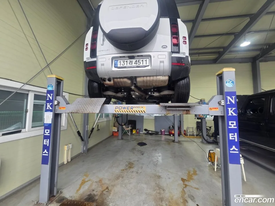 Land Rover Defender 110 D300 HSE 2023 — миниатюра 2
