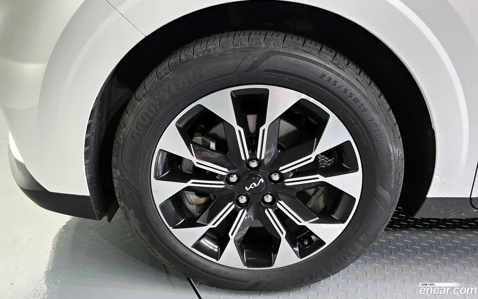 Kia Carnival 9 2023 — thumbnail 2