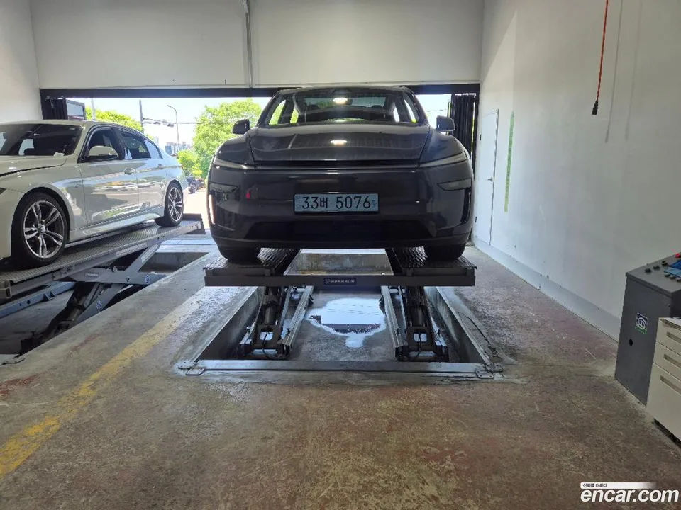 Tesla Model Y 2025