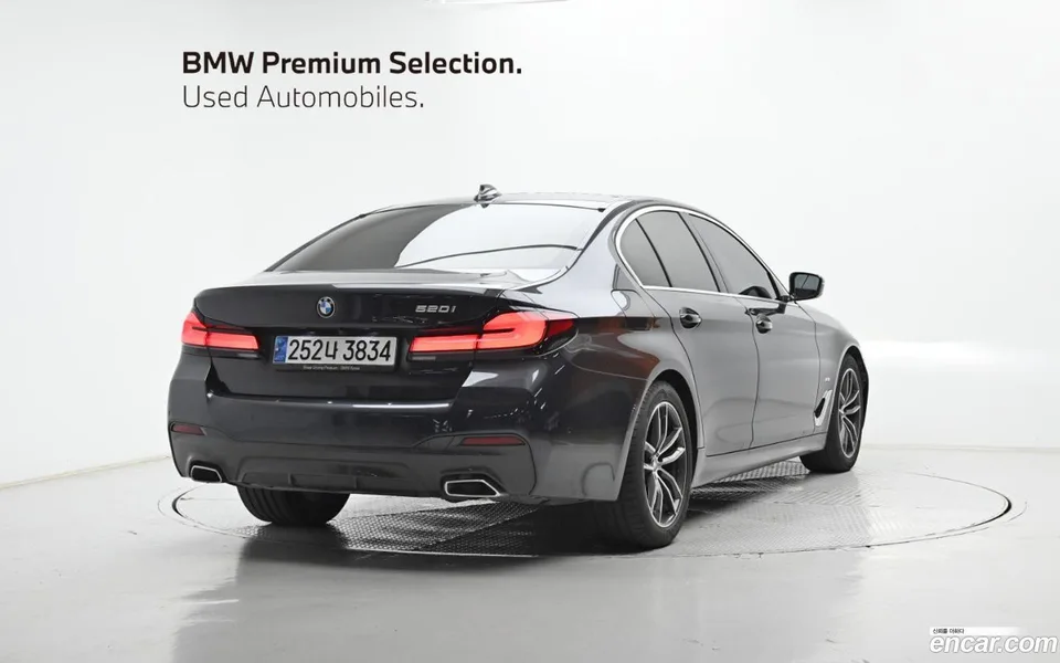 BMW 5 Series 520i M 2023 — thumbnail 2
