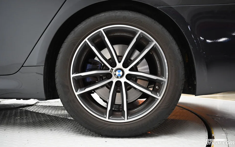 BMW 5 Series 520i M 2023 — thumbnail 5