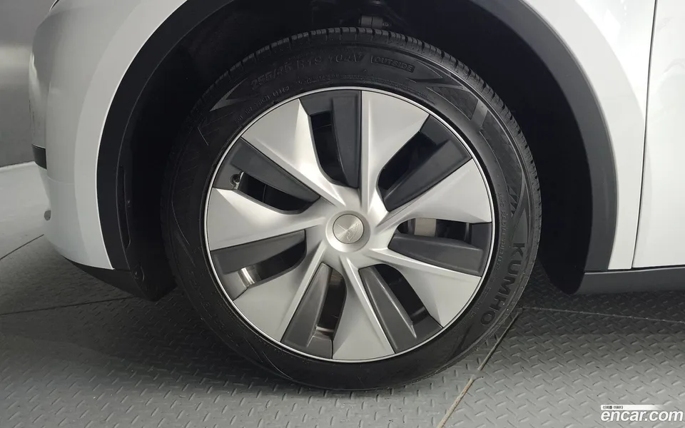 Tesla Model Y RWD 2024 — миниатюра 2