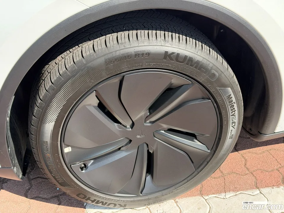 Tesla Model Y AWD 2025 — миниатюра 2