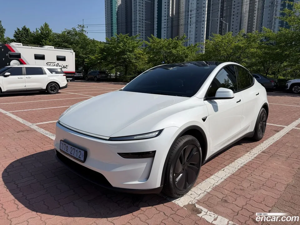 Tesla Model Y 2025