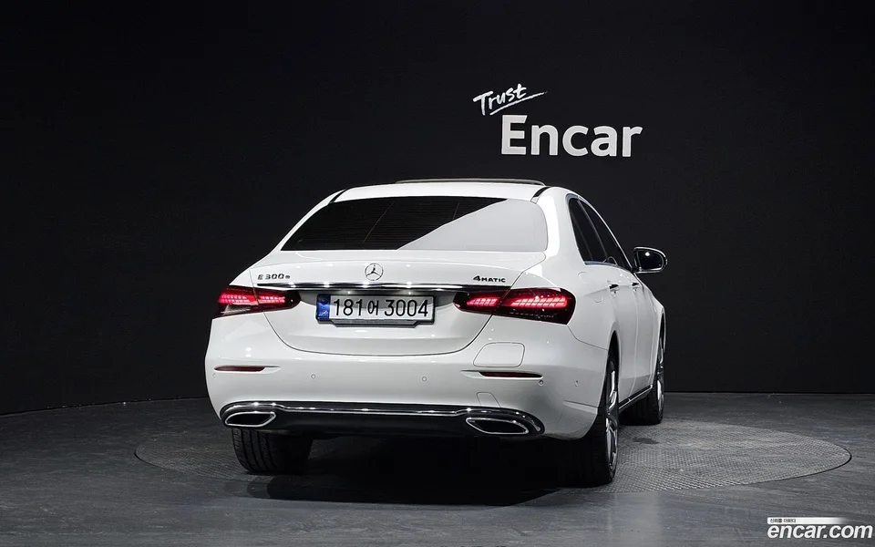 Mercedes-Benz E-Class E300e 4MATIC 2022 — миниатюра 4