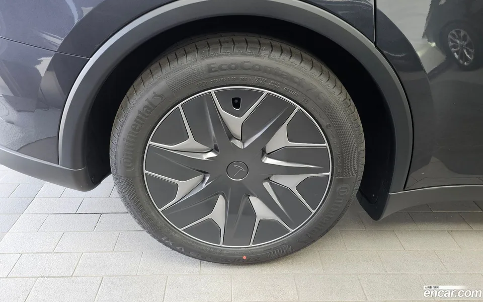 Tesla Model Y L AWD 2026 — миниатюра 2