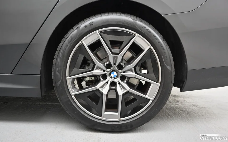 BMW 5 Series 520i 2025 — миниатюра 5