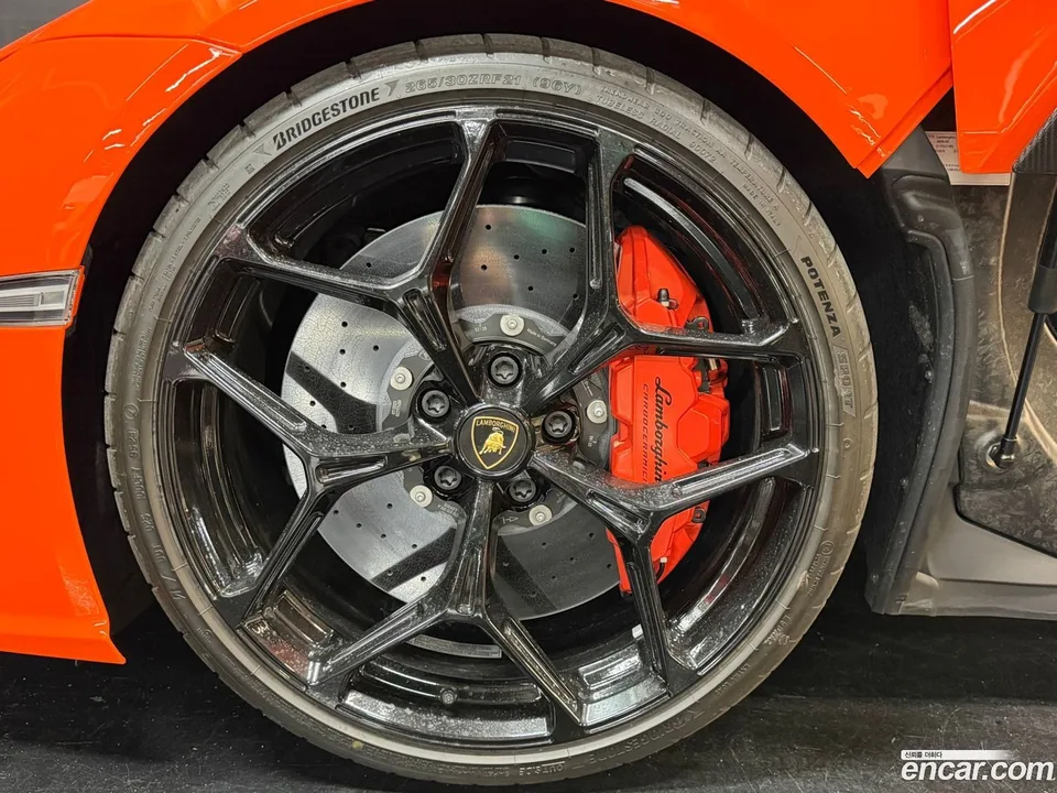 Lamborghini Revuelto 6.5 V12 2025 — миниатюра 5
