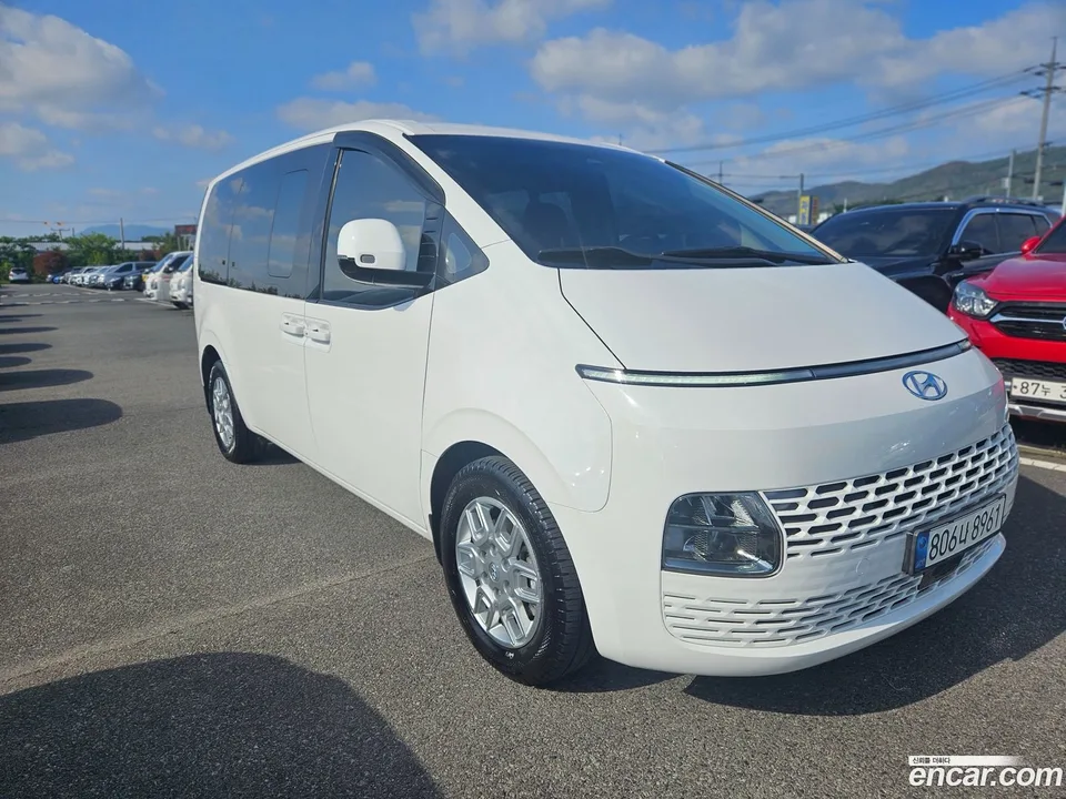 Hyundai Staria 5 2022 — фото 1, купить с доставкой в Москву