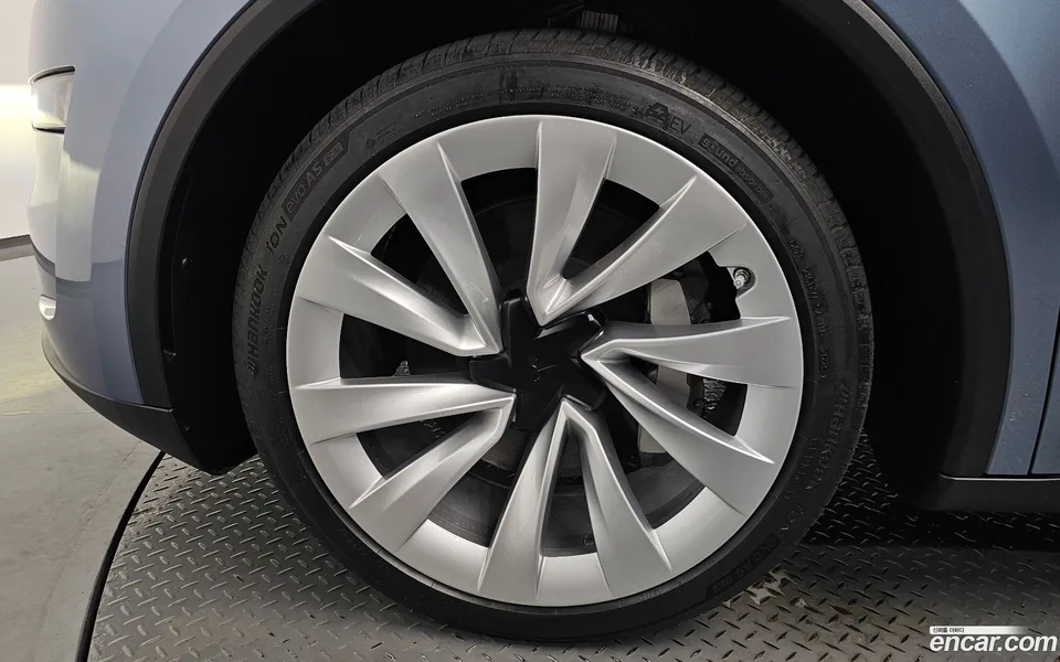 Tesla Model Y AWD 2025 — миниатюра 2