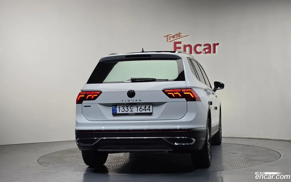 Volkswagen Tiguan Allspace 2.0 TSI 2023 — миниатюра 4