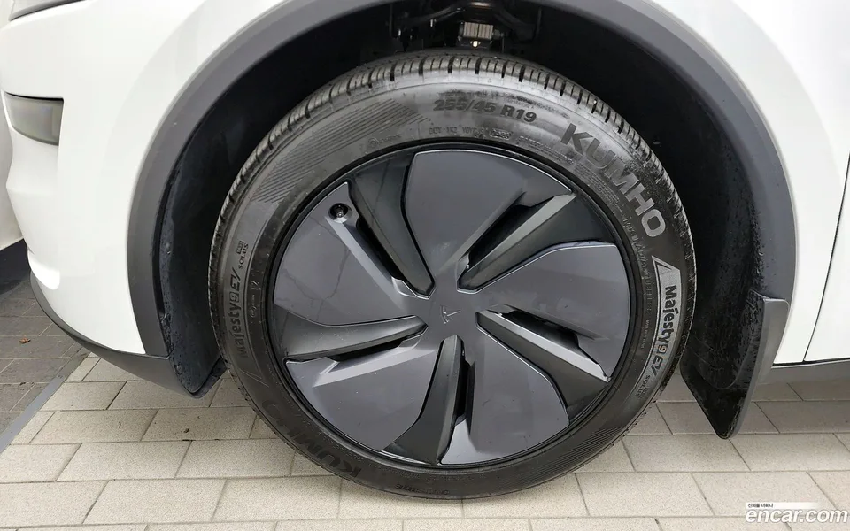 Tesla Model Y RWD 2025 — миниатюра 5