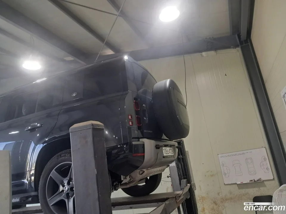 Land Rover Defender 110 P300 X- SE 2023 — миниатюра 3