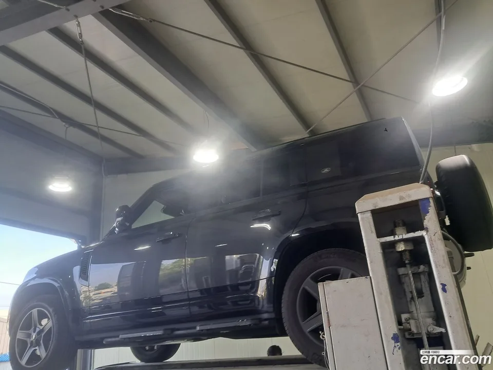 Land Rover Defender 110 P300 X- SE 2023 — миниатюра 4