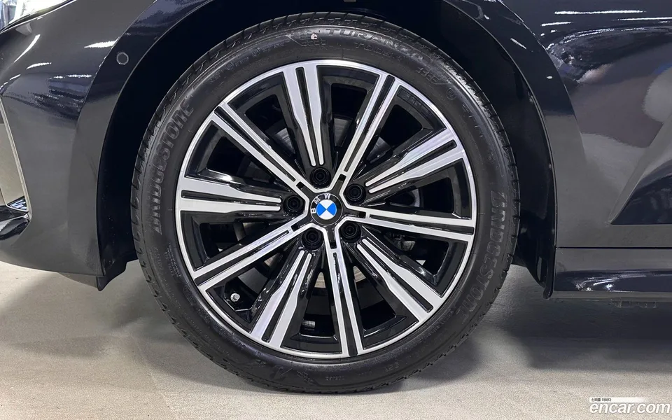 BMW 3 Series 320i 2025 — thumbnail 2