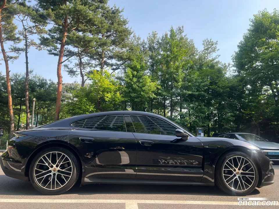 Porsche Taycan 2024 — миниатюра 2