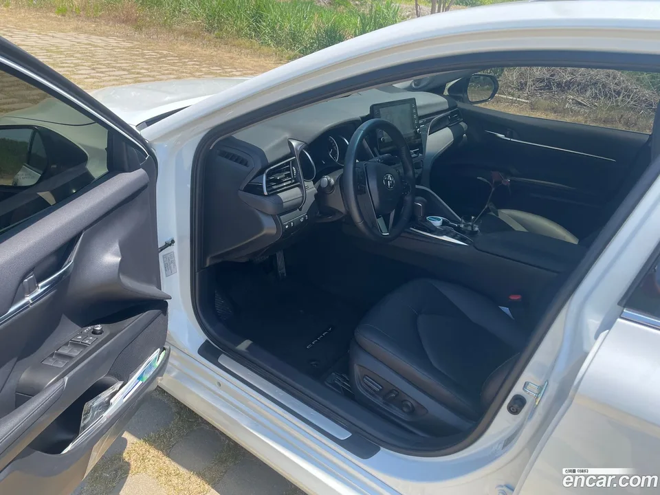 Toyota Camry 2.5 XLE 2024 — миниатюра 5