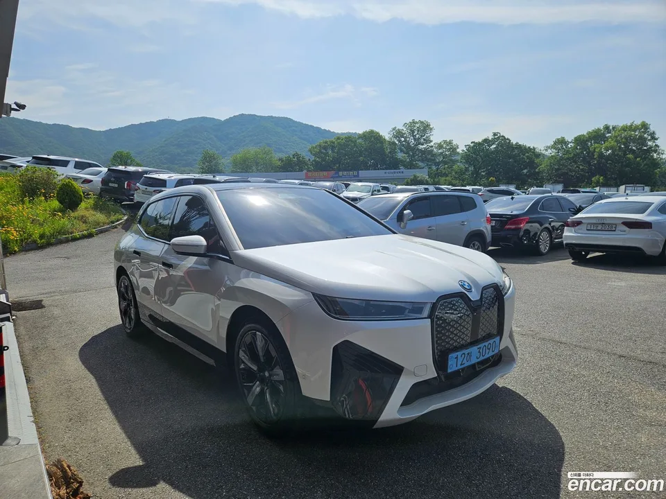 BMW iX xDrive50 2023 — миниатюра 3